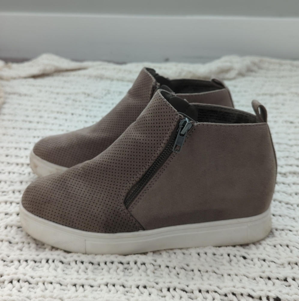 Dark tan, Women's hard hidden wedge sneaker.